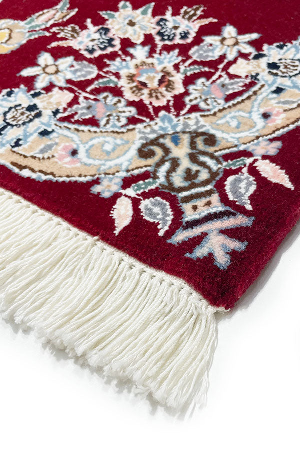 イランナイン産のペルシャ絨毯、ウール＆シルクの赤と白の花模様