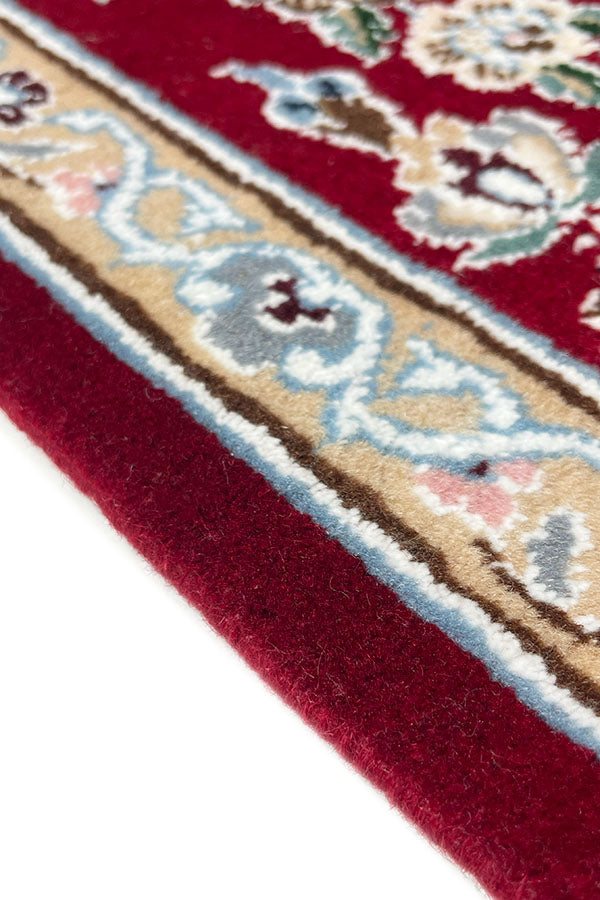 イランナイン産のペルシャ絨毯、ウール＆シルクの赤と白の花模様