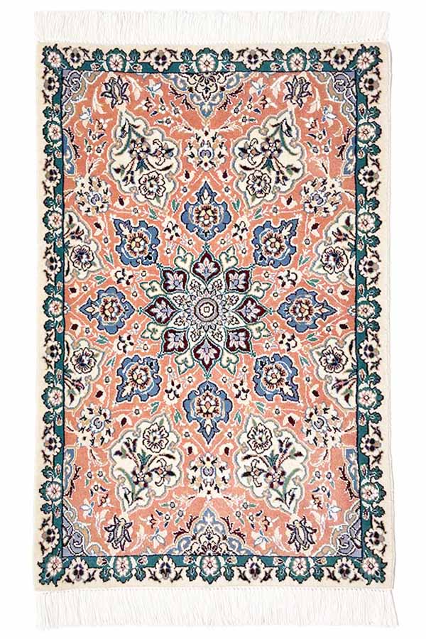 イラン・ナイン製のペルシャ絨毯ウール&シルクの手織り絨毯。サーモンピンクとターコイズグリーンの模様が特徴。