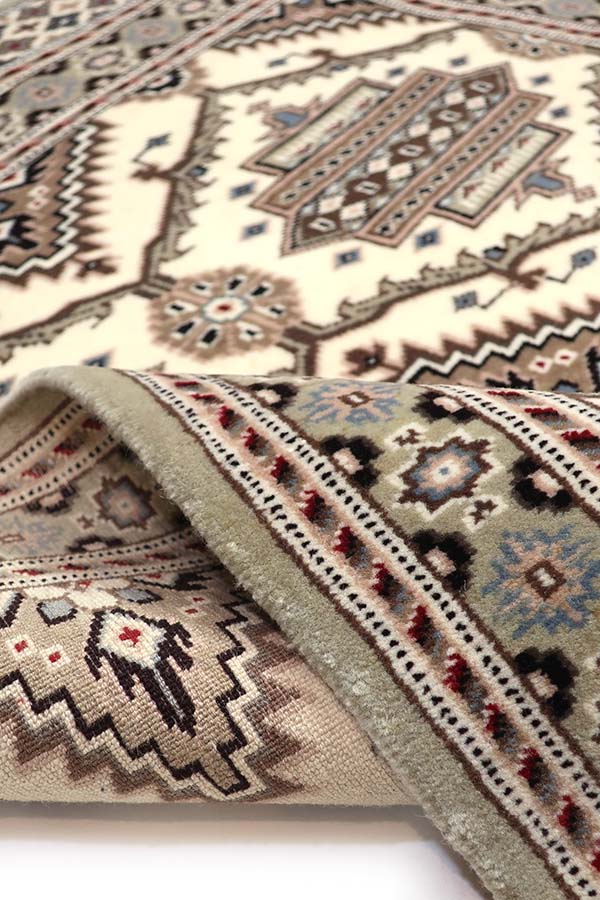 ベージュ色のパキスタン絨毯