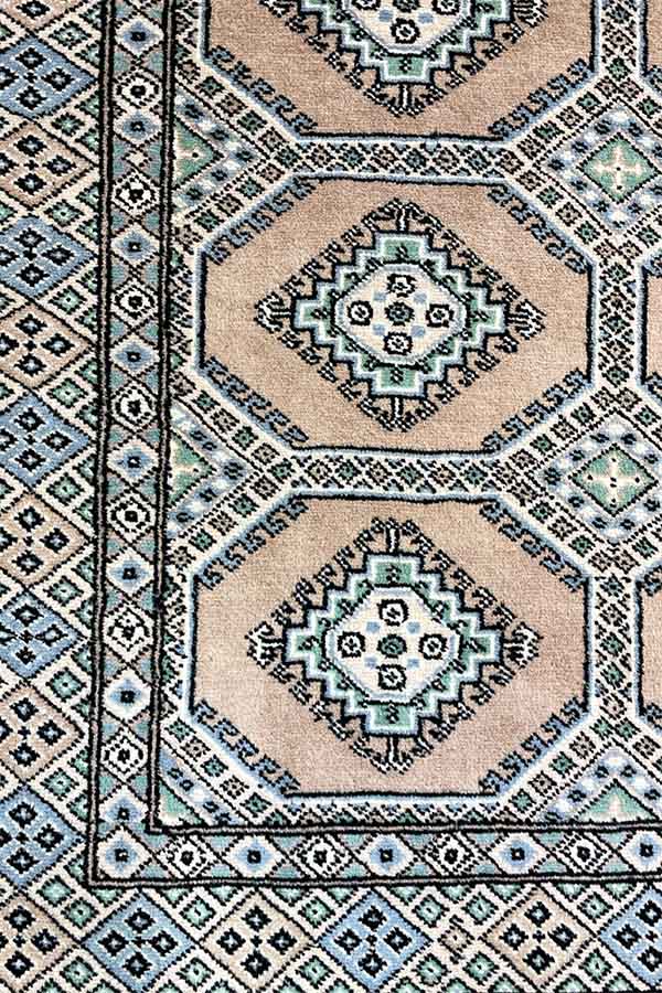 ペルシャ絨毯の伝統を受け継いだパキスタン絨毯