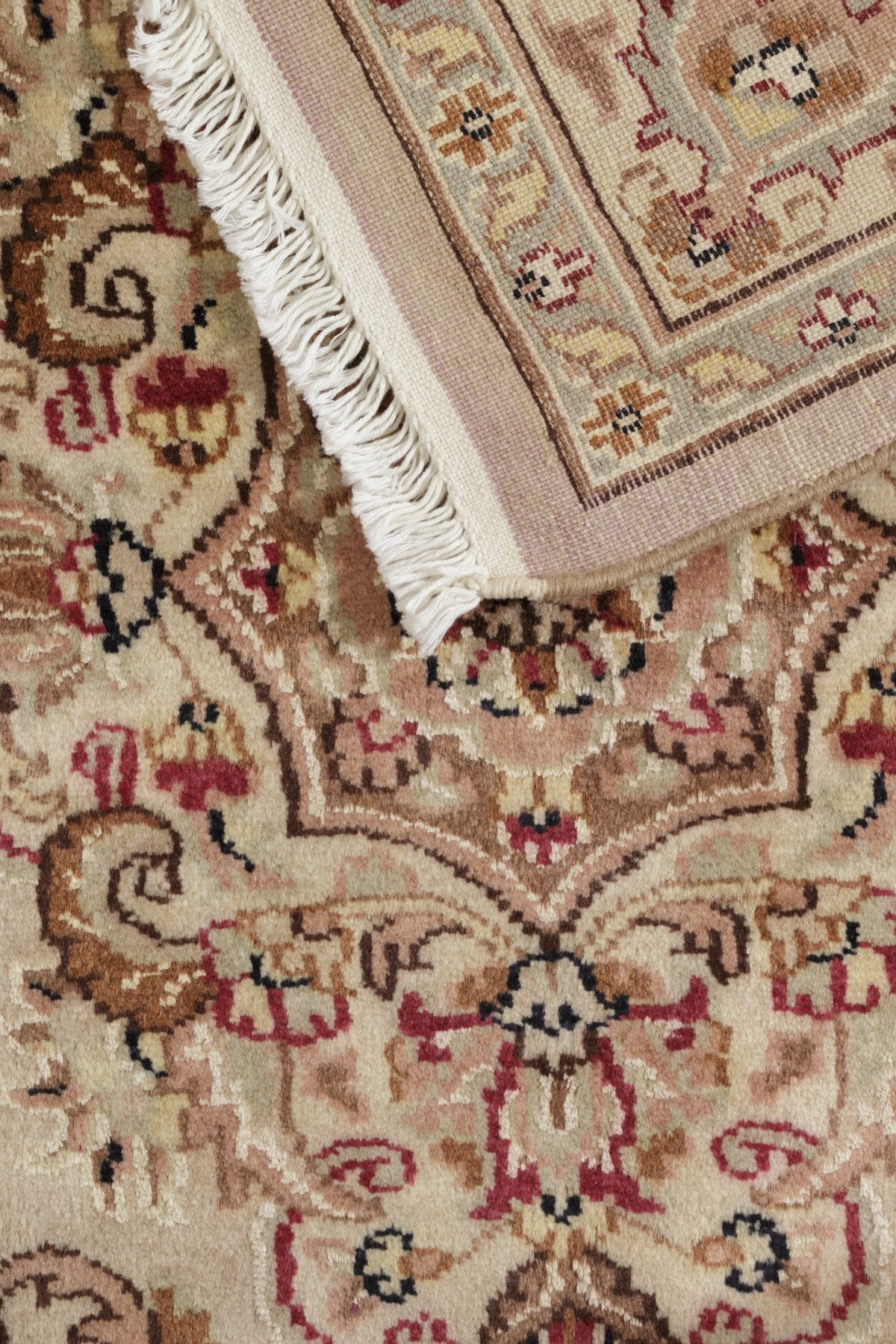 ペルシャ絨毯の要素を取り入れたベージュパキスタン絨毯