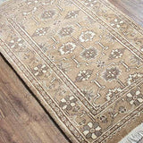 パキスタン絨毯　ファインクオリティ　約62cm x 94cm