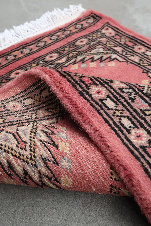 ピンクのパキスタン絨毯玄関マット