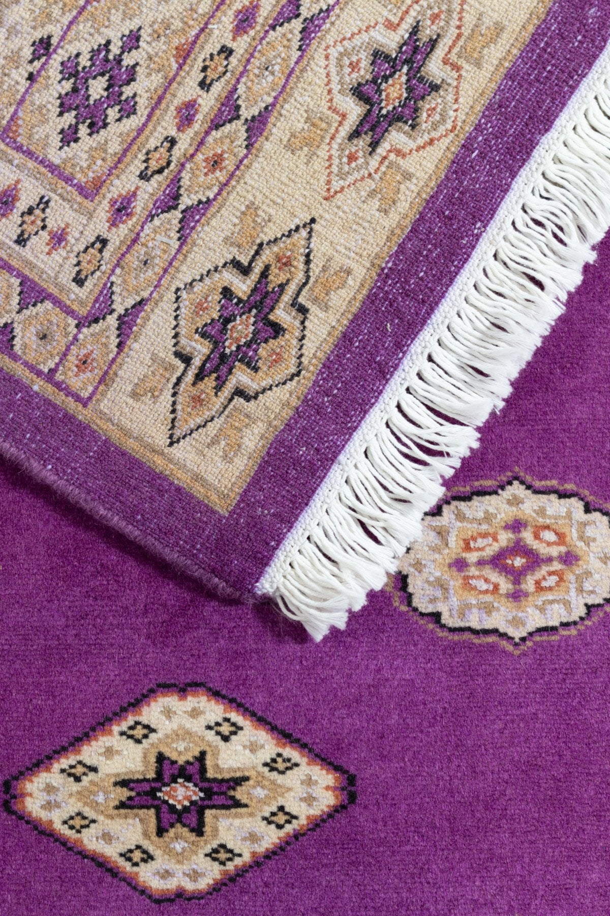 ペルシャ絨毯要素を取り入れたパキスタン絨毯