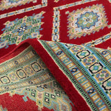 赤いパキスタン絨毯に青白緑花模様
