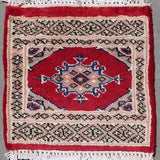 ミニサイズの赤色パキスタン絨毯
