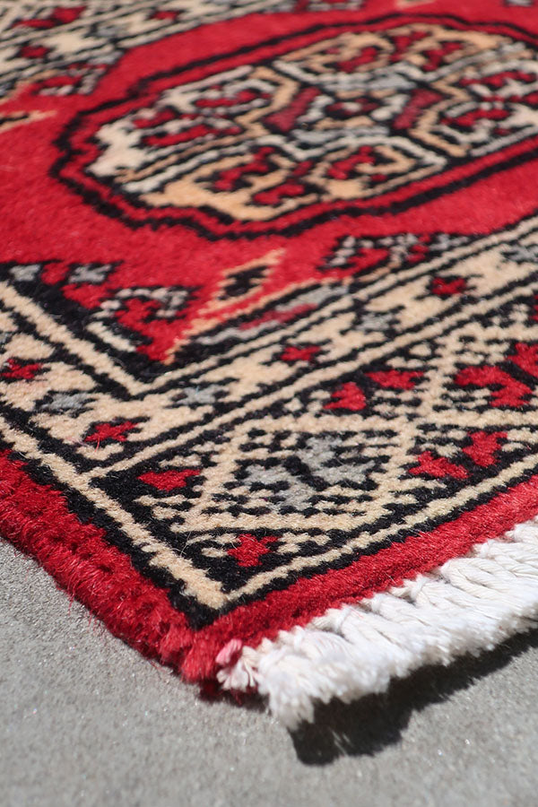 赤色のパキスタン絨毯ミニサイズ