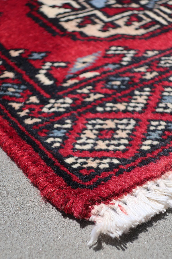 赤い幾何学パキスタン絨毯ミニサイズ
