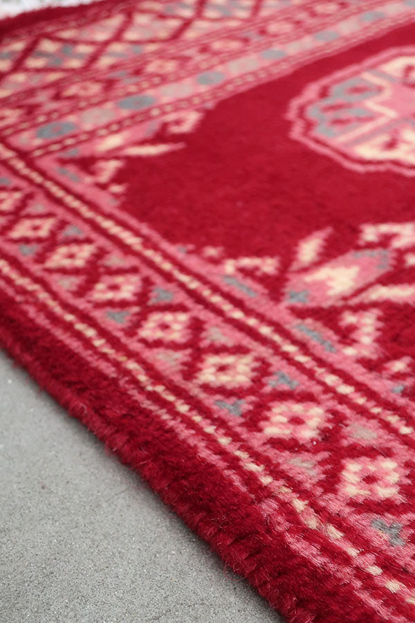 赤と白のパキスタン絨毯