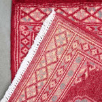 赤と白のパキスタン絨毯