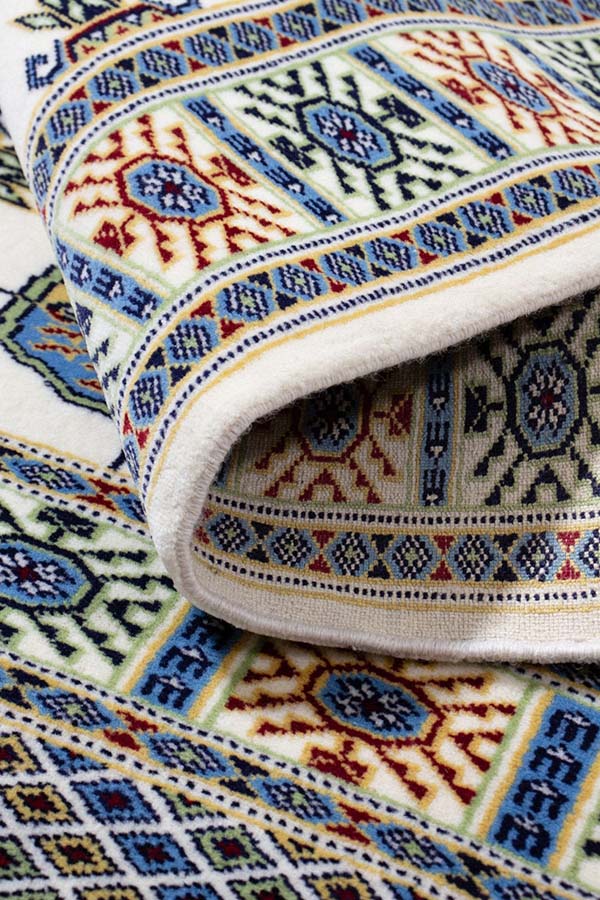 ペルシャ絨毯の伝統を受け継いだ白のパキスタン絨毯