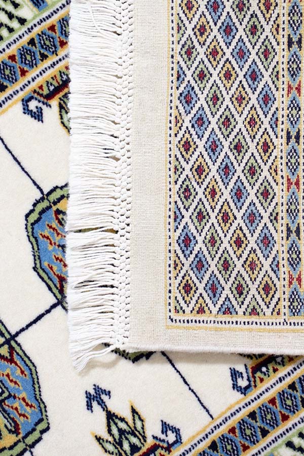 ペルシャ絨毯の伝統を受け継いだ白のパキスタン絨毯