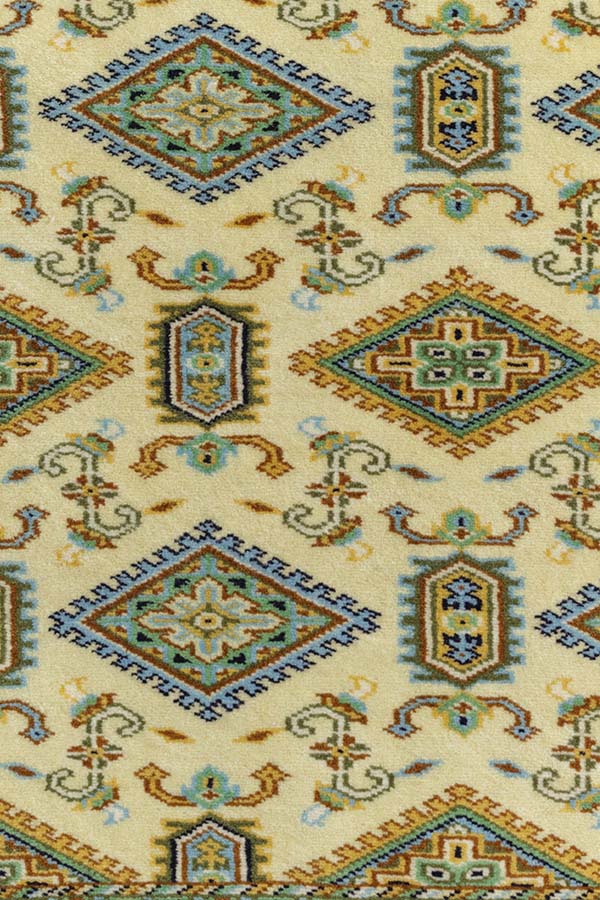 ペルシャ絨毯の文化を受け継いだ黄色のパキスタン絨毯