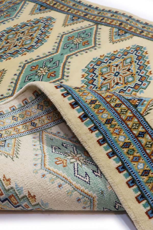 ペルシャの伝統を受け継いだ黄色のパキスタン絨毯