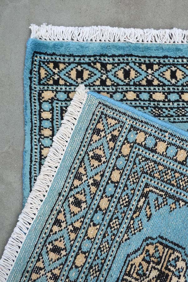 水色のパキスタン絨毯玄関マット